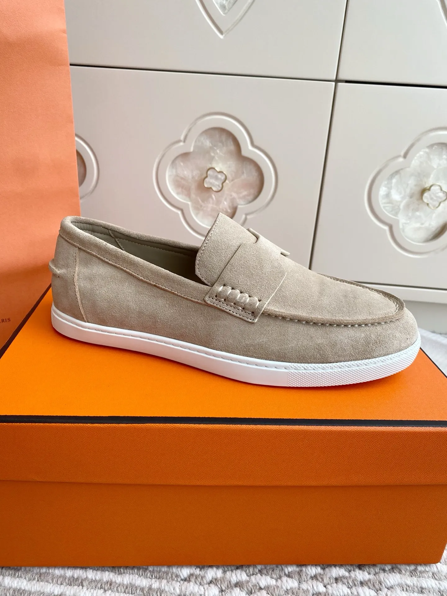 p560✨Hermes Couple Loafers｜Walking in the urban high-end, easily wearing Hermès temperament✨Who says luxury and comfort can’t have both?  This pair of H’s classic loafers really does it!  ▪️"Customized imported Yangjing fabric" is soft and delicate ▪️"Full sheepskin lining" + "soft-soled shoes" design. Your feet will be healed the moment you put them on~ It's like stepping on clouds☁️You won't feel tired after walking all day!  The iconic "H" buckle is low-key and luxurious. It is matched with a rubber outsole. It is lightweight and stylish. Whether you are commuting or shopping, you can easily achieve casual urban style🏙 Can be worn by couples. Full range of sizes, girls 35-41 | boys 39-45. Wear them together when going out. Sweet and high-end💑 Original mold opening. Details are in place. Those who understand will be attracted at a glance ️❤️ #Hermès loafers #coupleshoes #lightweight and versatile shoes